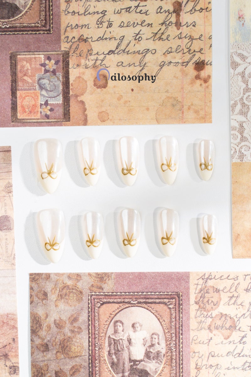 Nailosophy أظافر جل مضغوطة يدوية الصنع بلمسة لؤلؤية مع bows ذهبية | شكل لوزي - Image 2